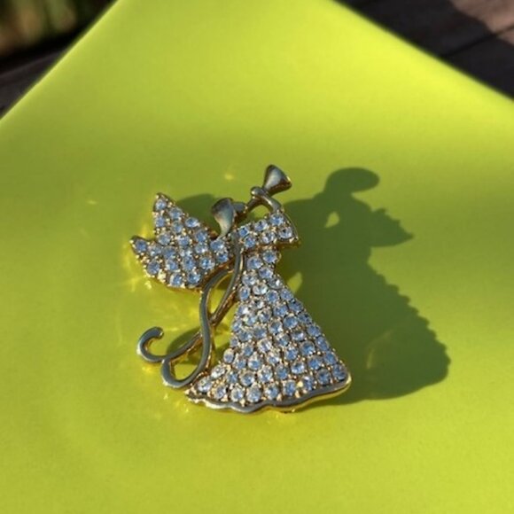 HOLIDAY🎄🎄MONET Gold Rhinestone Angel Trumpet BROOCH - Picture 2 of 8